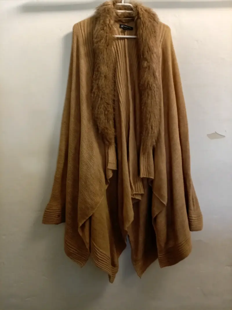 Capa de punto beige con cuello de piel sintética