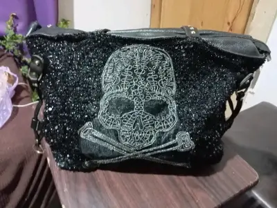 Bolso de mano negro con calavera - miniatura 1