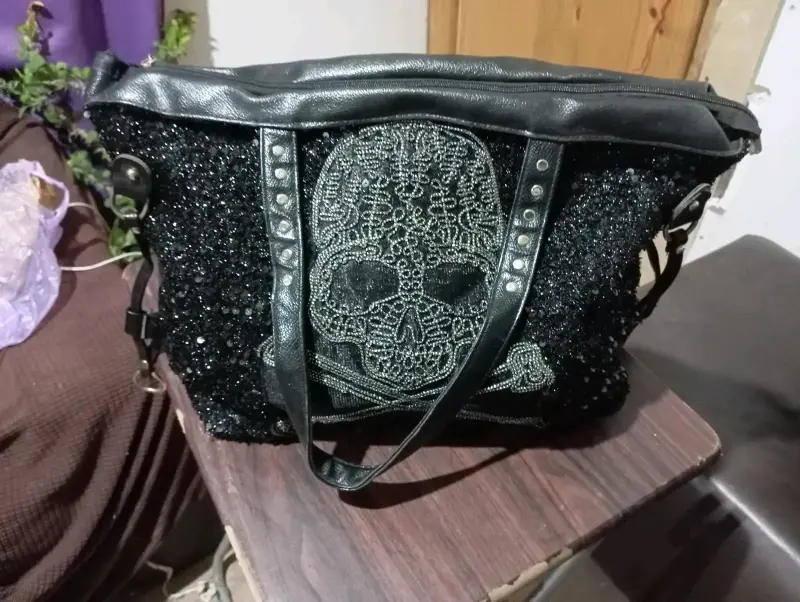 Bolso de mano negro con calavera - 3