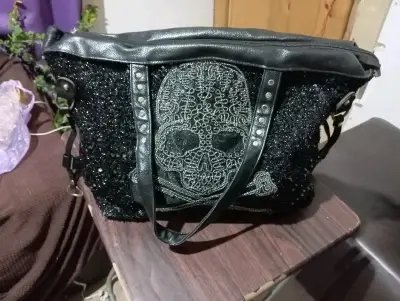 Bolso de mano negro con calavera - miniatura 3