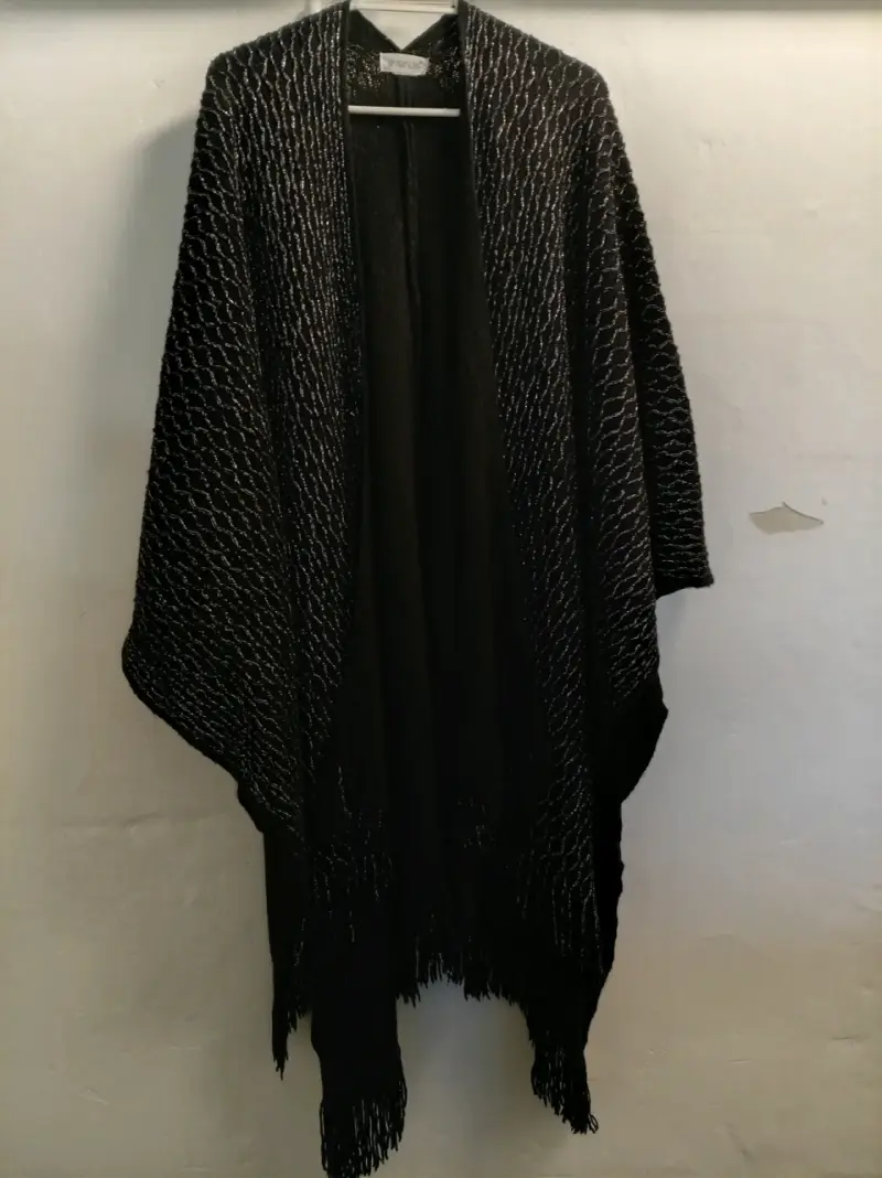 Chal negro con diseño brillante