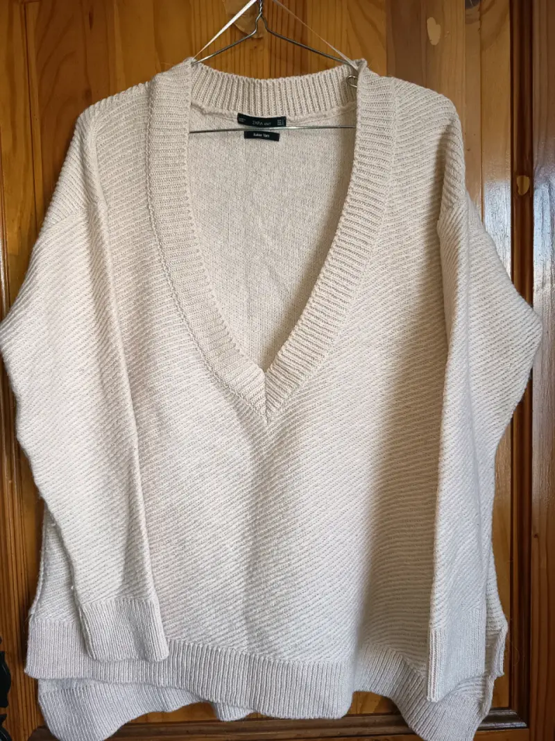 Suéter beige de lana Zara con cuello en V