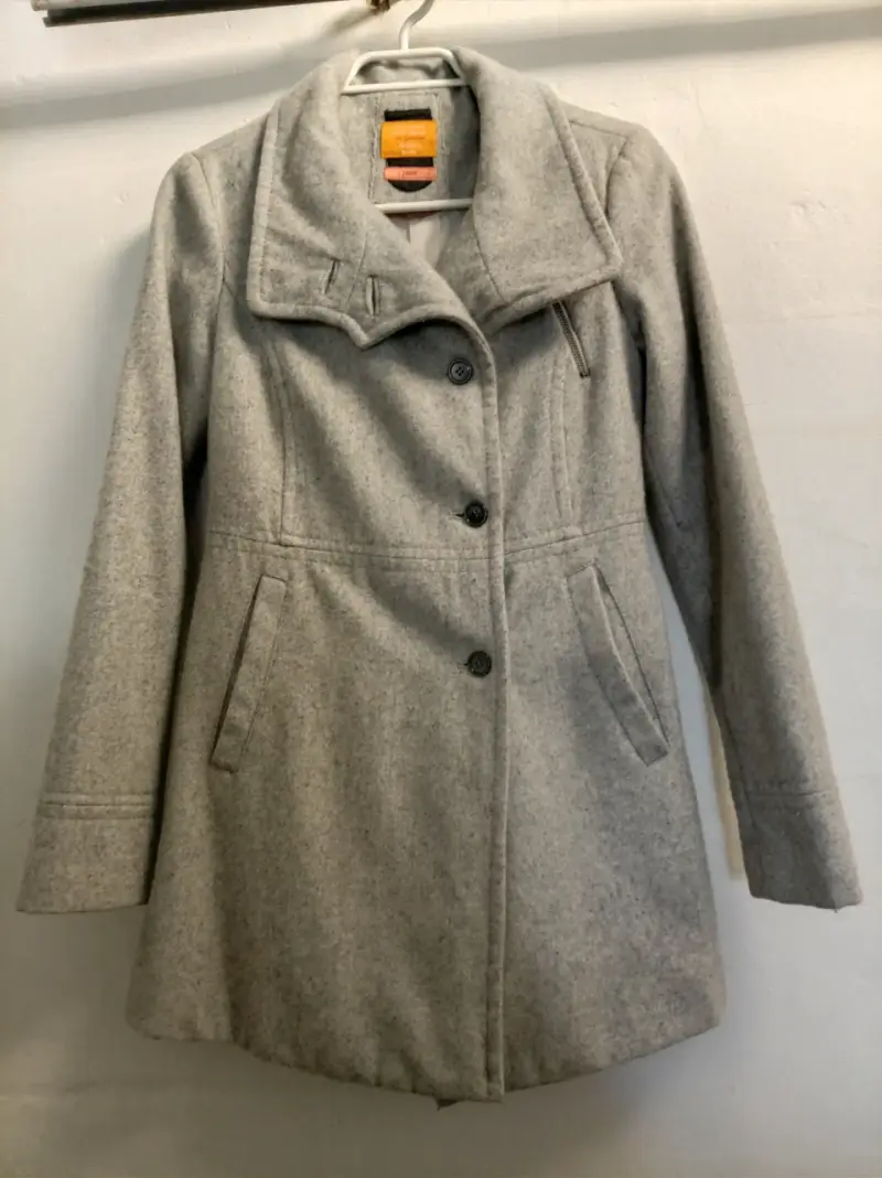 Abrigo gris de lana para mujer
