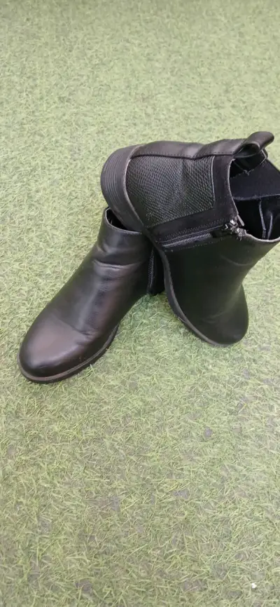 Botines negros de cuero con cierre lateral - miniatura 1