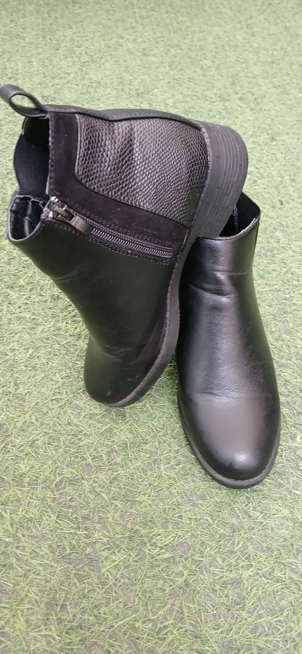 Botines negros de cuero con cierre lateral - 2