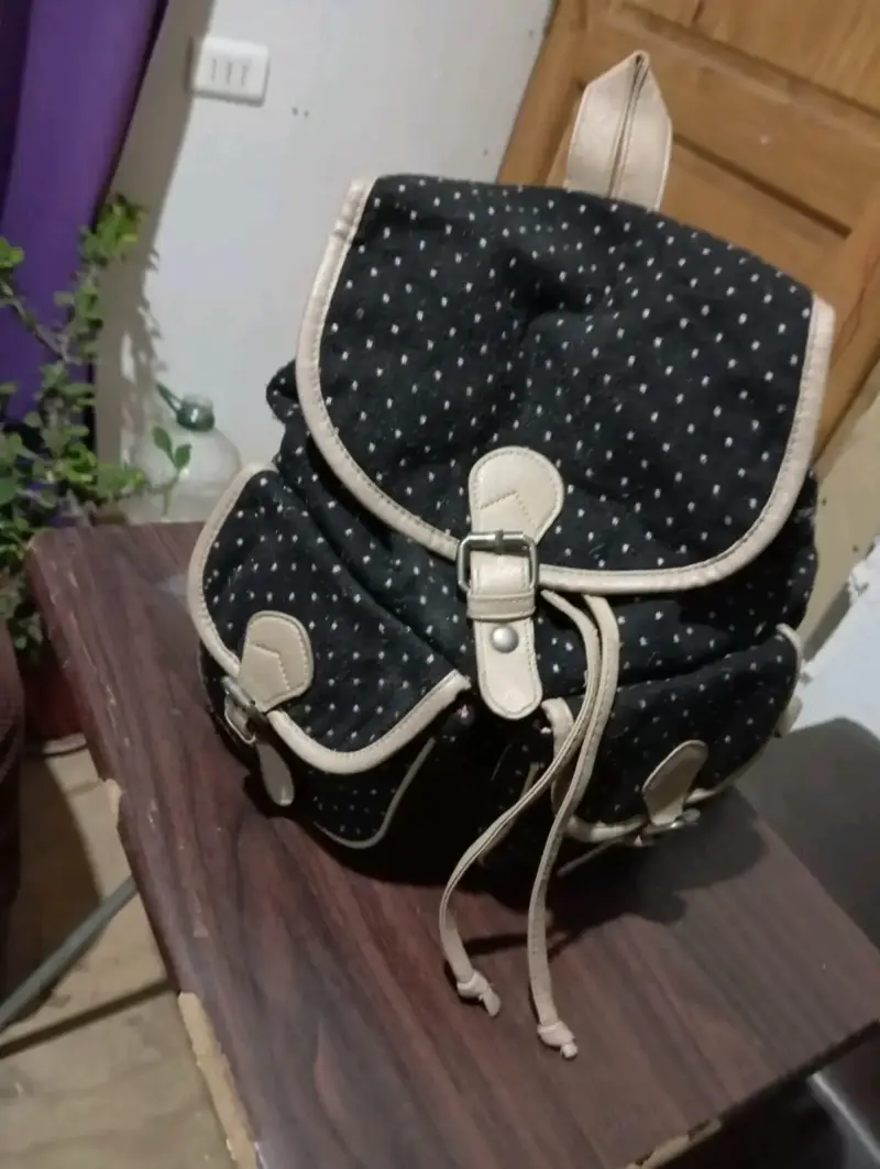 Mochila negra con diseño de puntos - 1