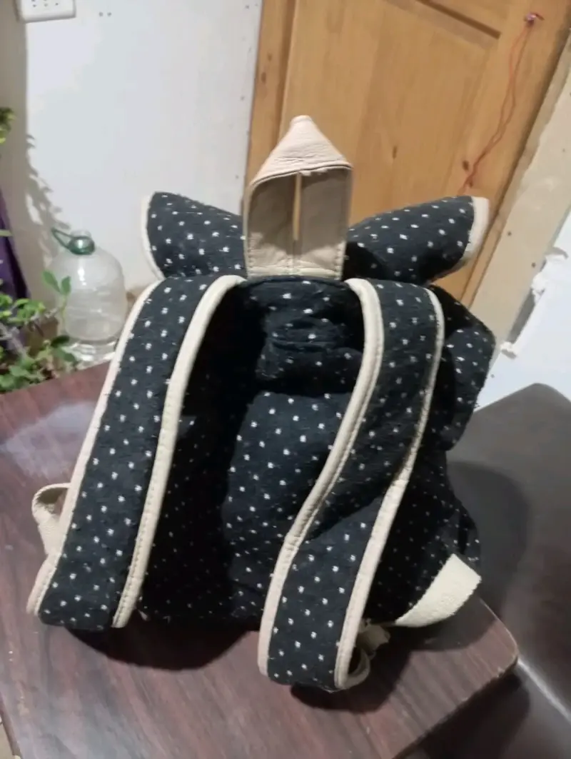 Mochila negra con diseño de puntos - 2