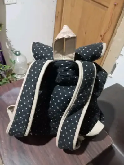 Mochila negra con diseño de puntos - miniatura 2