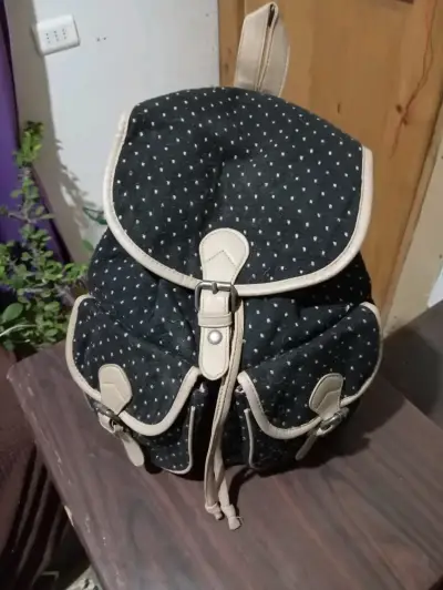 Mochila negra con diseño de puntos - miniatura 3