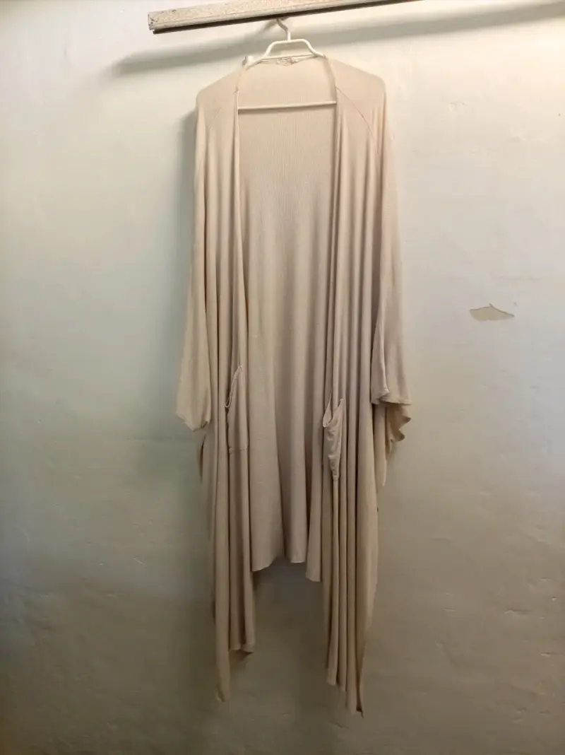Cárdigan largo beige con bolsillos