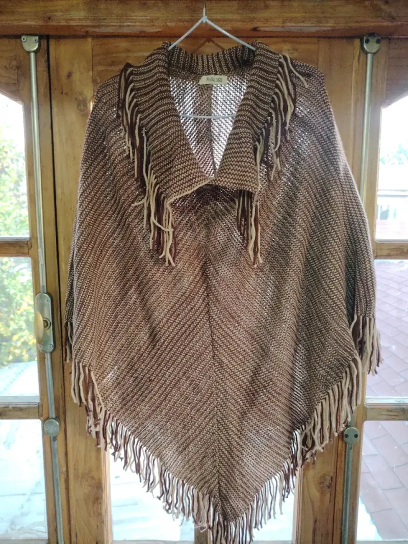 Poncho tejido con flecos color marrón - 1
