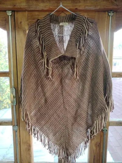 Poncho tejido con flecos color marrón - miniatura 1