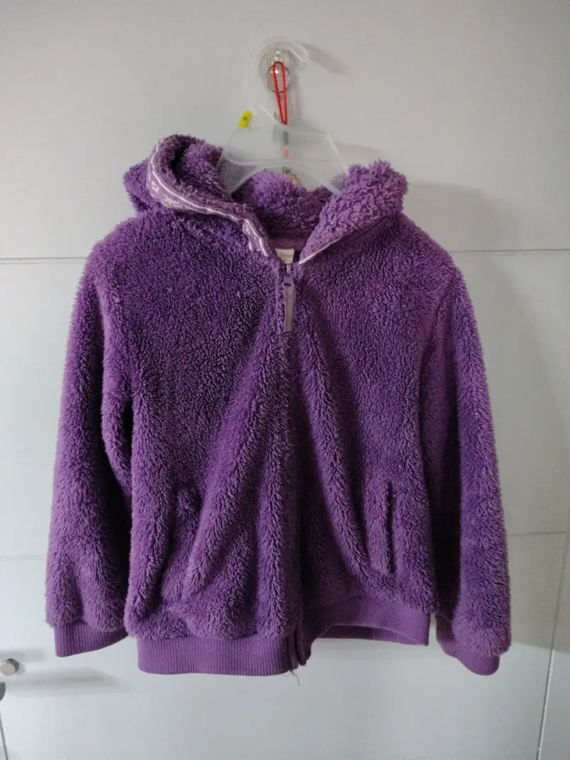 Chaqueta polar morada con capucha - 1