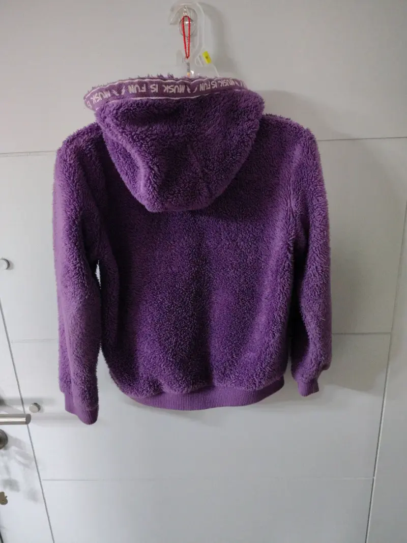 Chaqueta polar morada con capucha - 2