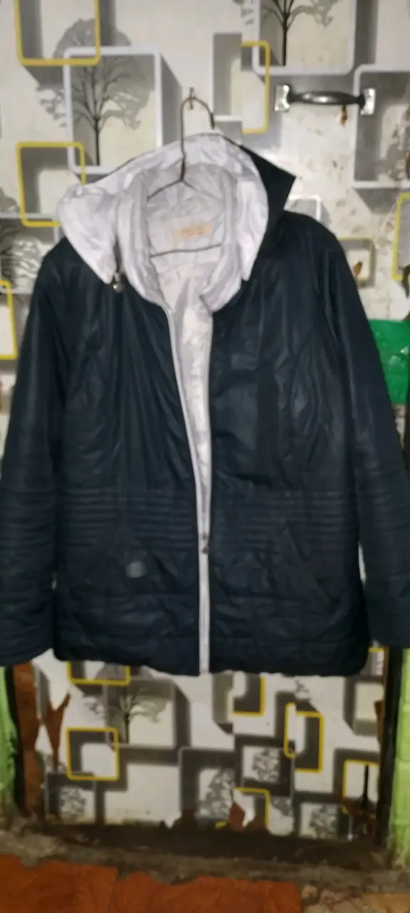Chaqueta negra con capucha desmontable