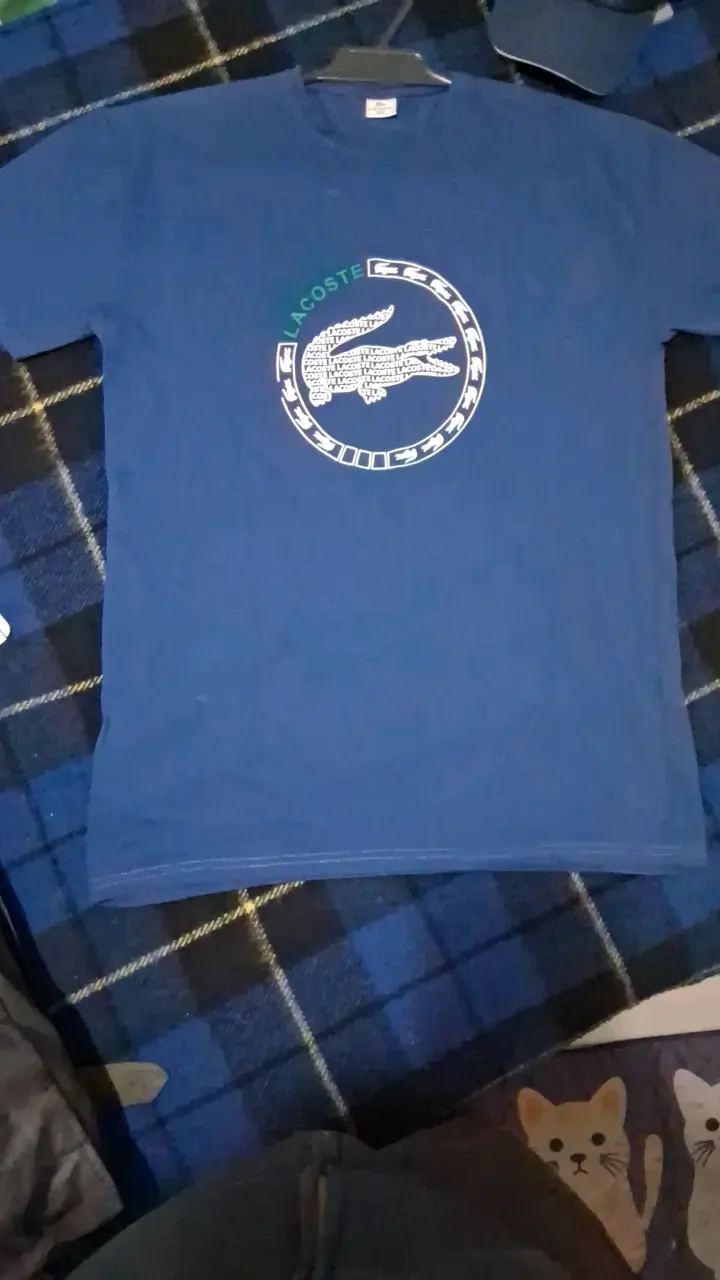 Polera Lacoste azul con logo estampado