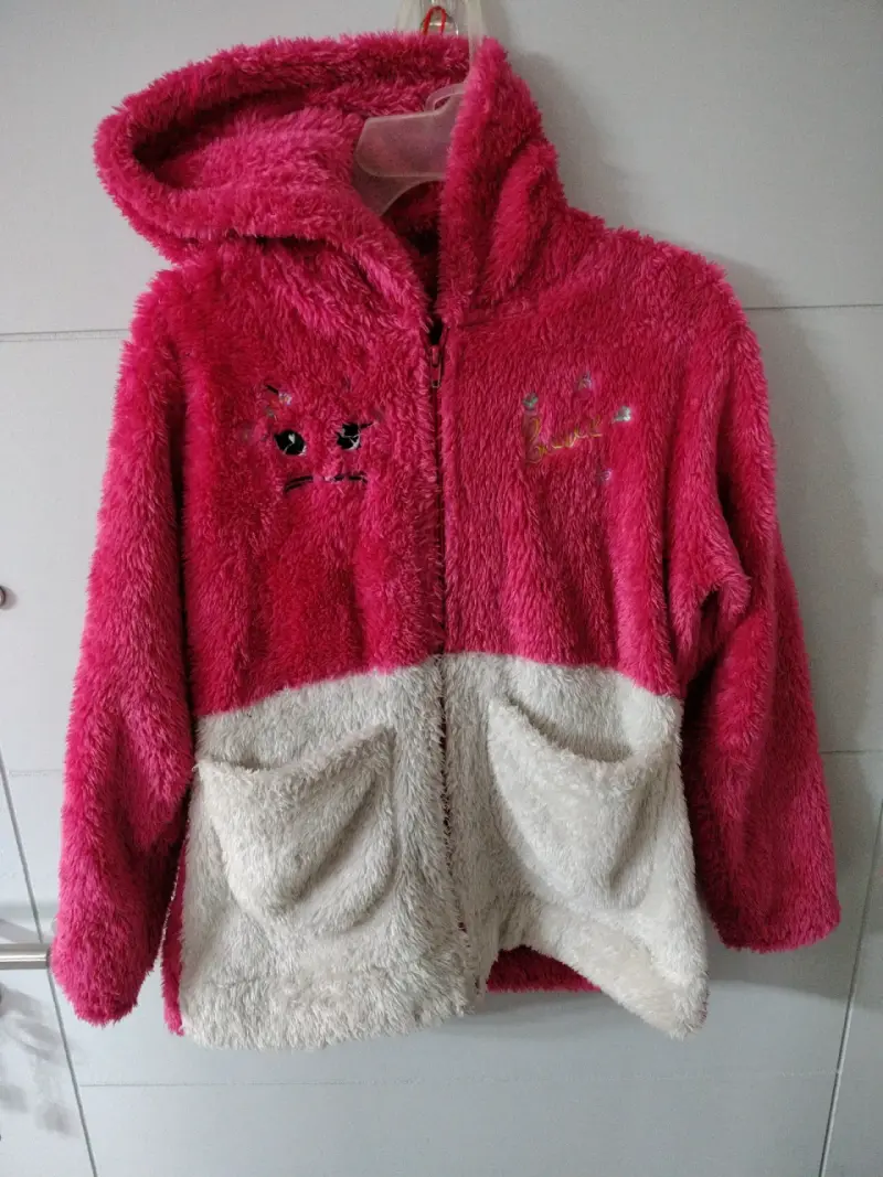 Chaqueta polar morada con capucha - 1