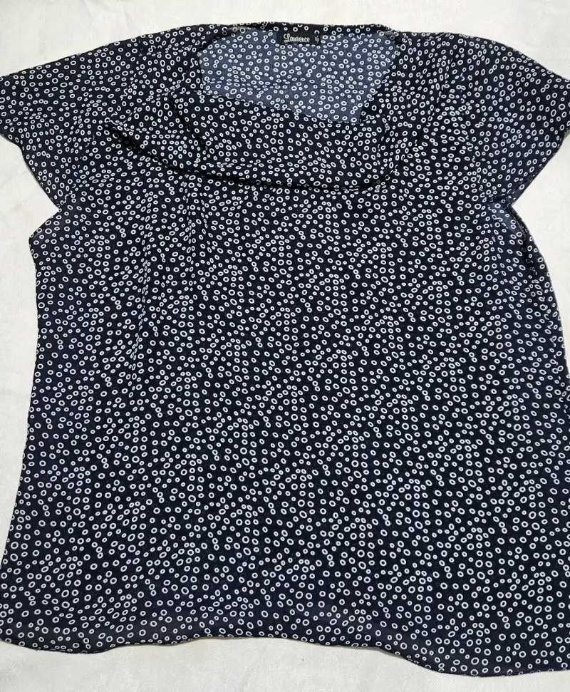 Blusa estampada azul con círculos