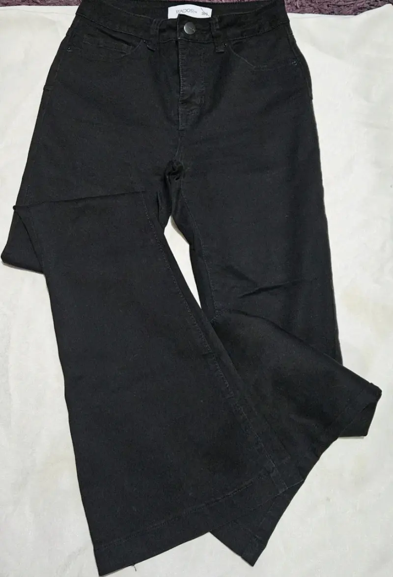 Jeans negros pata elefante de mujer en buen estado - 2