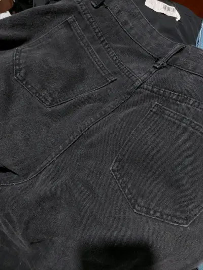 Jeans negros desgastados para mujer - miniatura 3