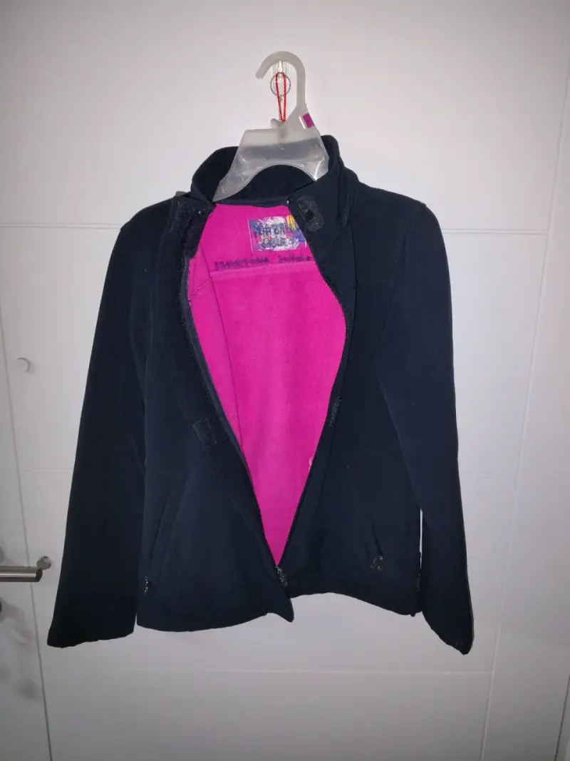 Chaqueta softshell azul marino con interior rosado - 1