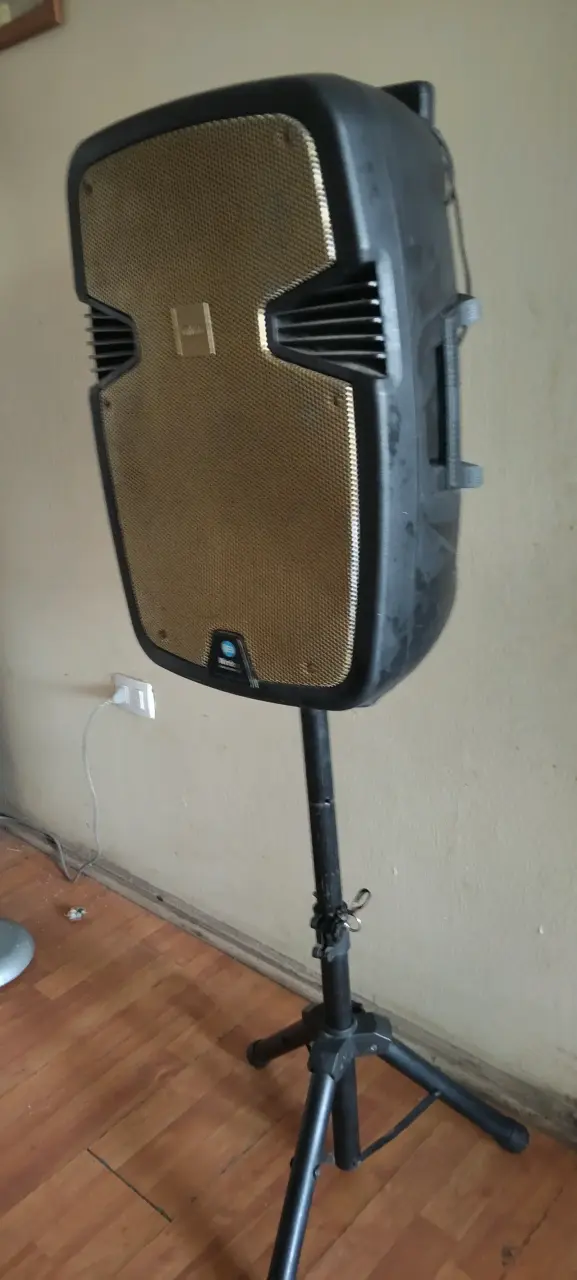 Parlante activo con trípode Bluetooth - 1