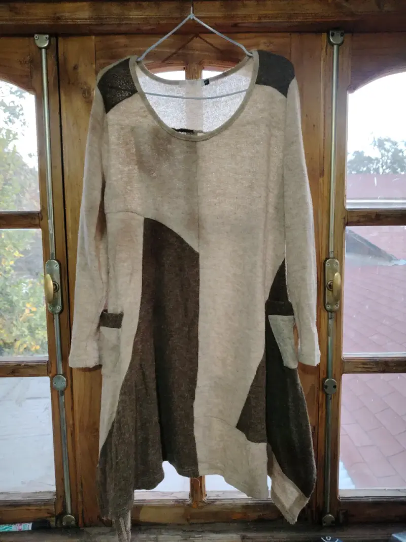 Vestido suéter de lana con diseño geométrico - 1