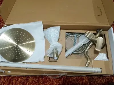 Set de ducha dorado con accesorios - miniatura 1