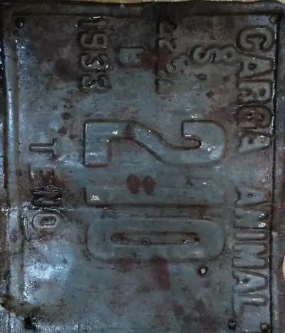 Placa metálica antigua de carga animal - miniatura 1