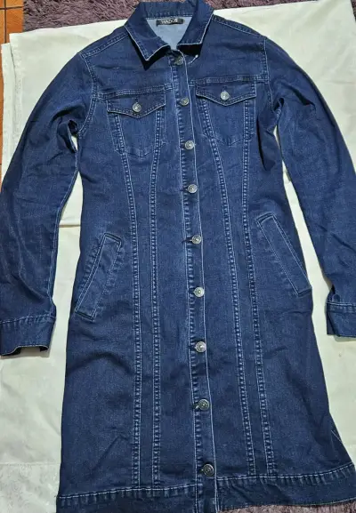 Abrigo de mezclilla azul para mujer - miniatura 2
