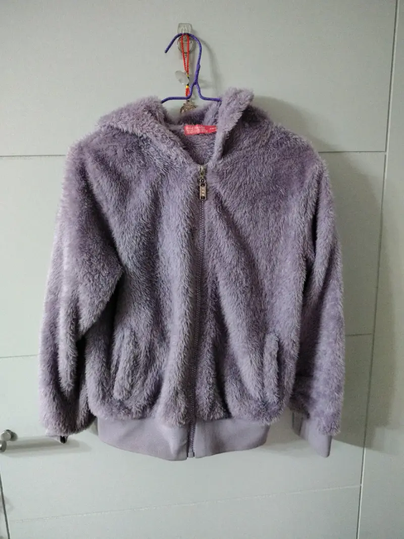 Chaqueta de peluche morada con capucha - 1