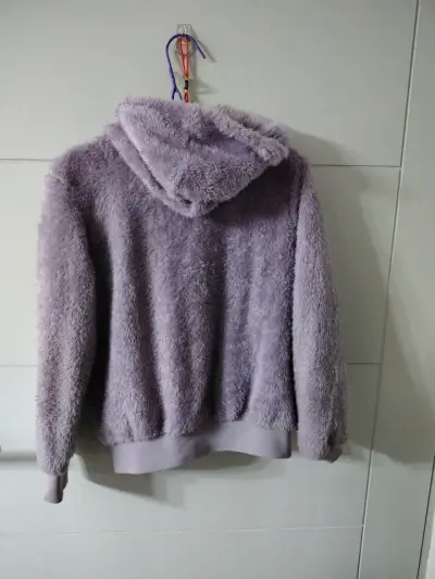 Chaqueta de peluche morada con capucha - miniatura 2