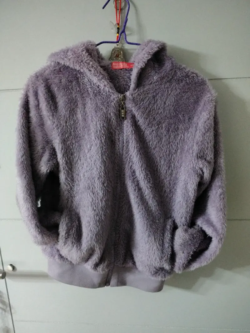 Chaqueta de peluche morada con capucha - 3