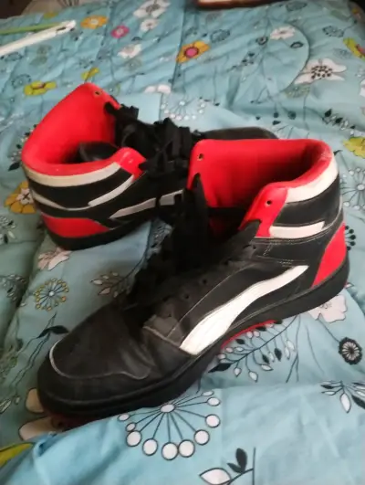 Zapatillas deportivas negras y rojas - miniatura 1