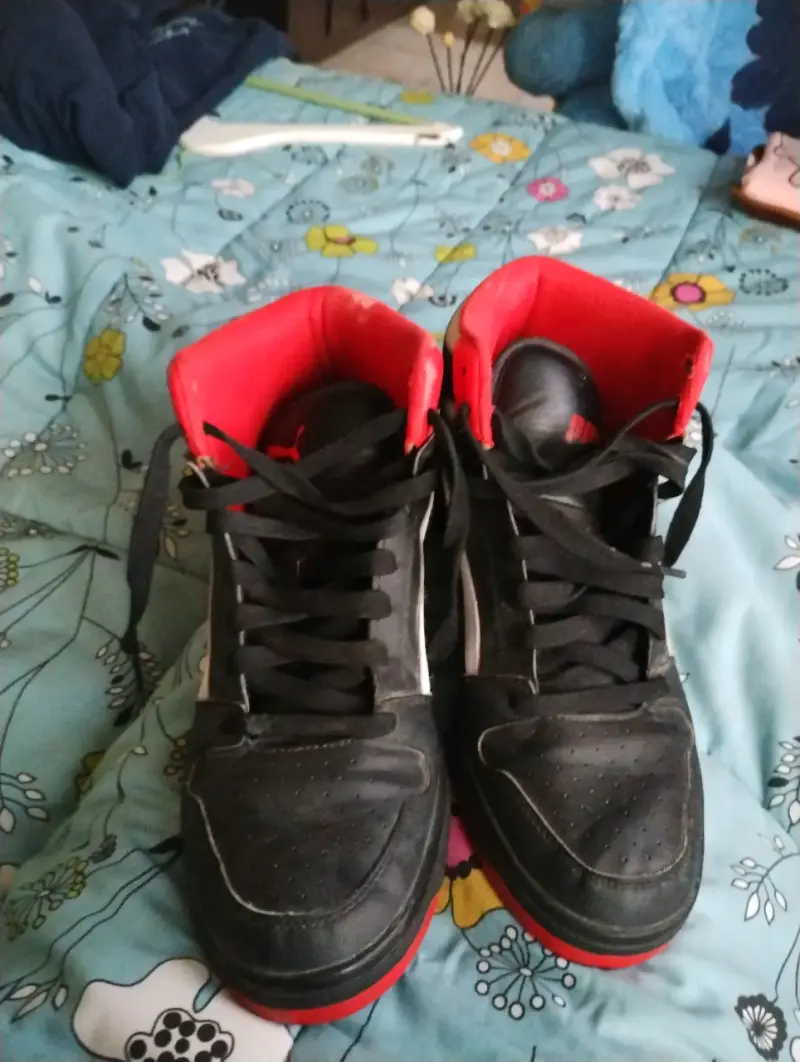 Zapatillas deportivas negras y rojas - 2
