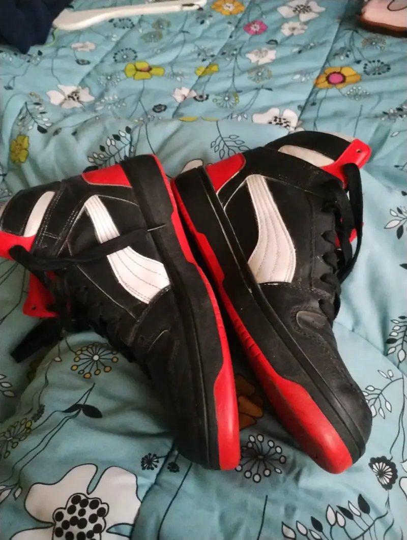 Zapatillas deportivas negras y rojas - 3