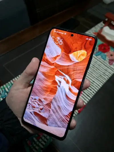 Smartphone Android con pantalla grande - miniatura 1