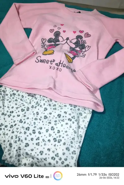 Pijama polar rosa con diseño de personajes - miniatura 1