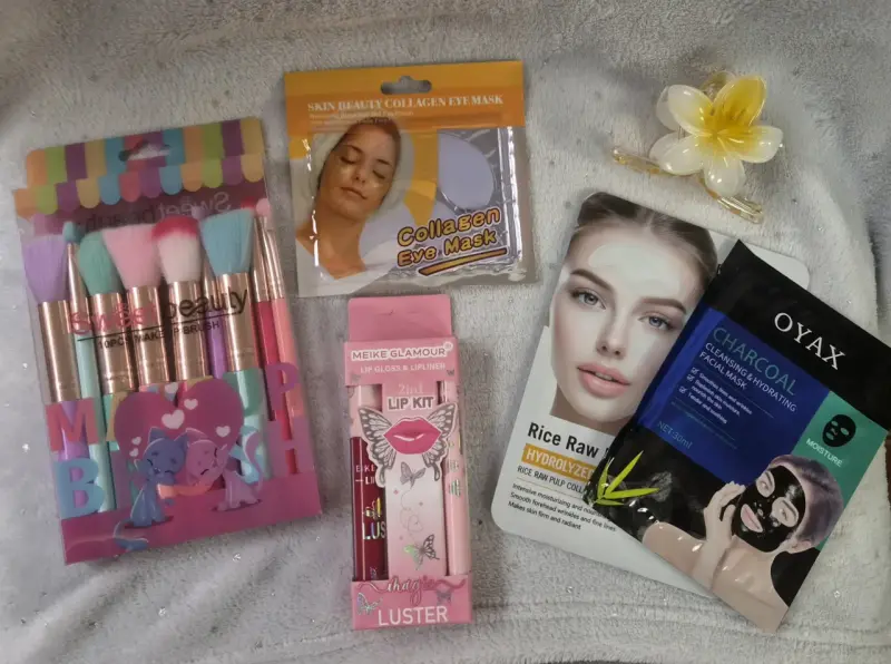 Set de belleza con brochas y mascarillas