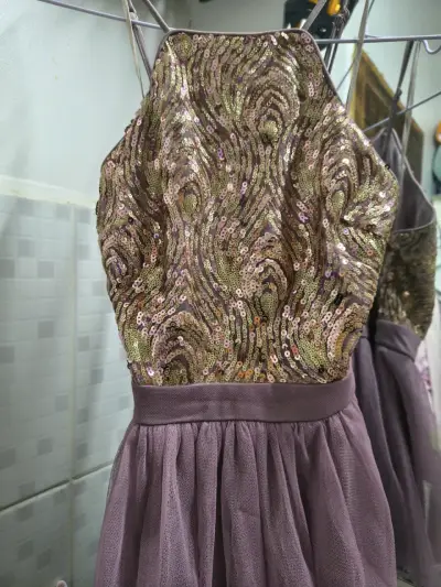 Vestido de fiesta corto lila sin espalda - miniatura 3