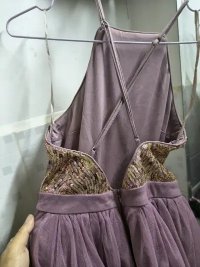 Vestido de fiesta corto lila sin espalda - miniatura 4