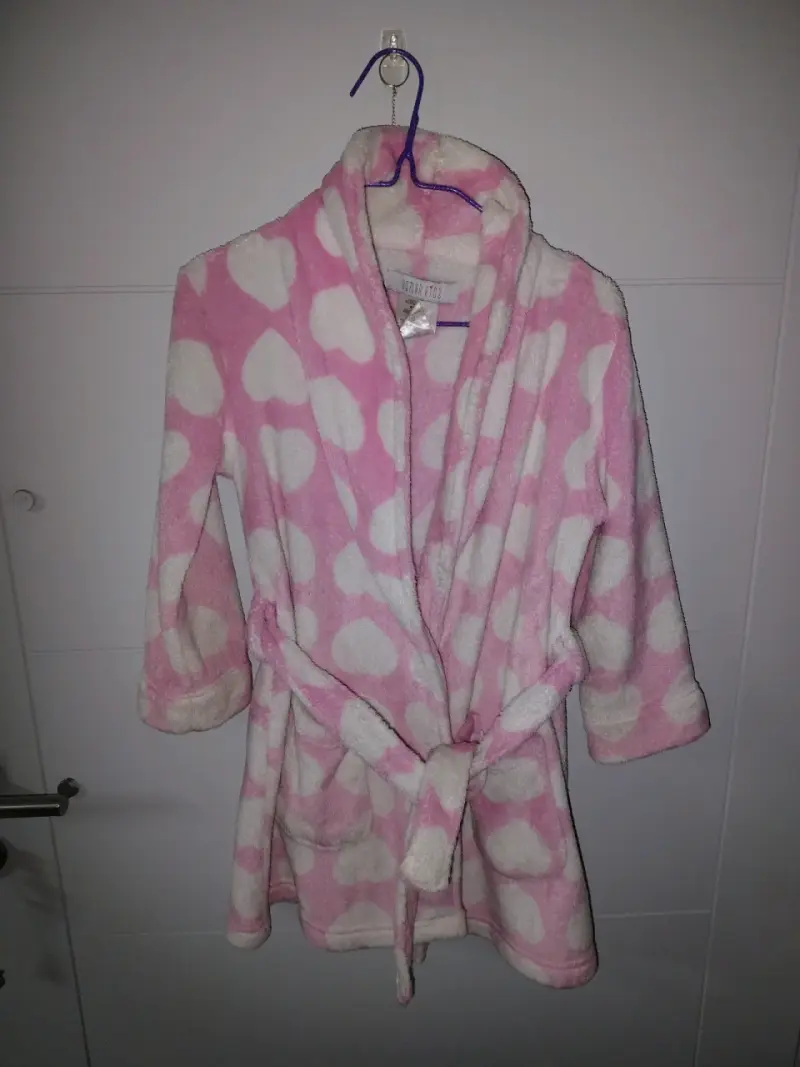 Bata de baño infantil rosa con corazones - 1