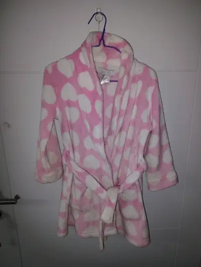 Bata de baño infantil rosa con corazones - miniatura 1