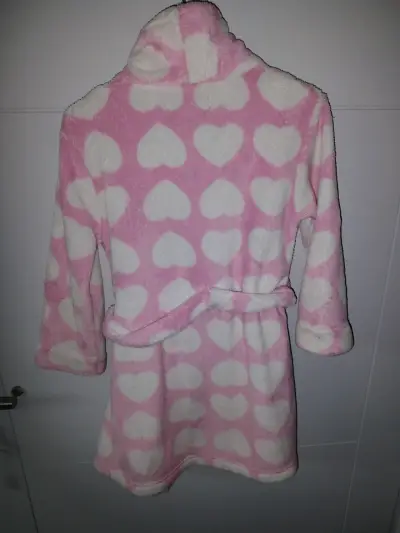 Bata de baño infantil rosa con corazones - miniatura 2