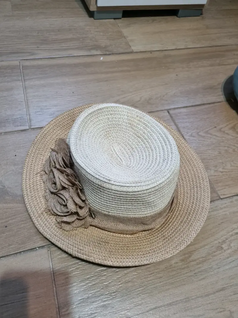 Sombrero de paja con detalle floral