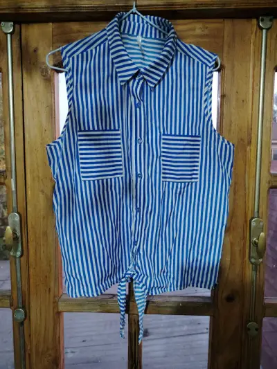 Blusa sin mangas a rayas azul y blanco - miniatura 1