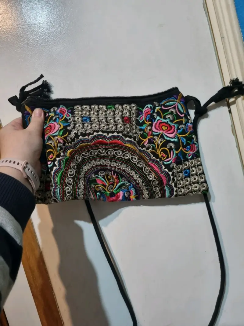 Cartera bordada artesanal colorida