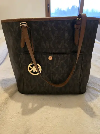 Bolso Michael Kors marrón con logo - miniatura 1