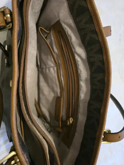 Bolso Michael Kors marrón con logo - miniatura 3