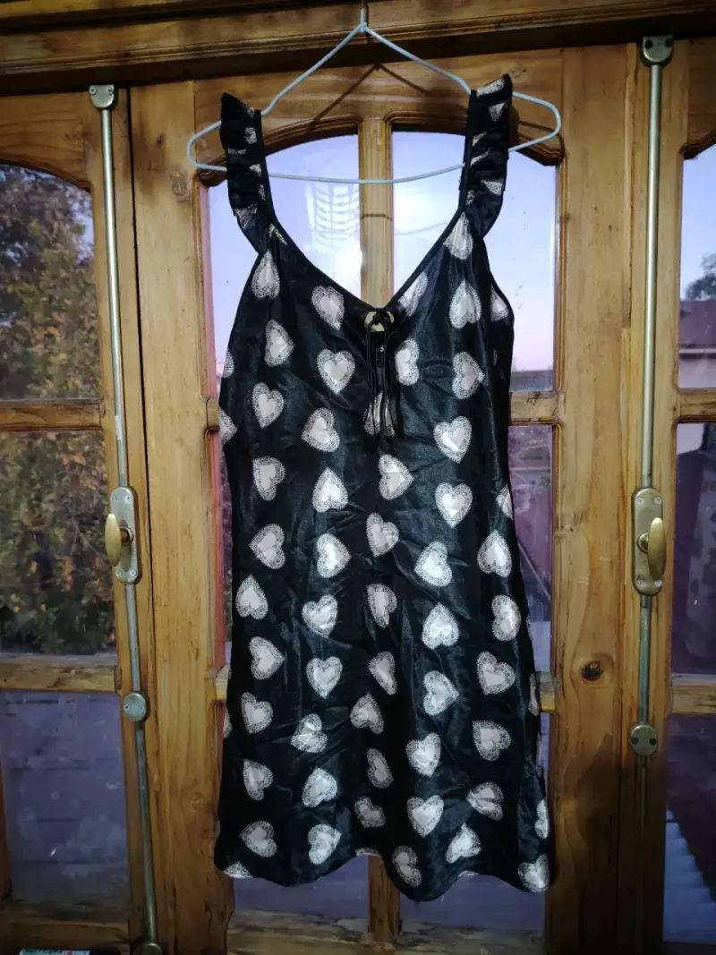 Vestido negro con estampado de corazones - 1